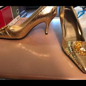 Ladies Sise 8 1/2 Pierre Dumas gold heels